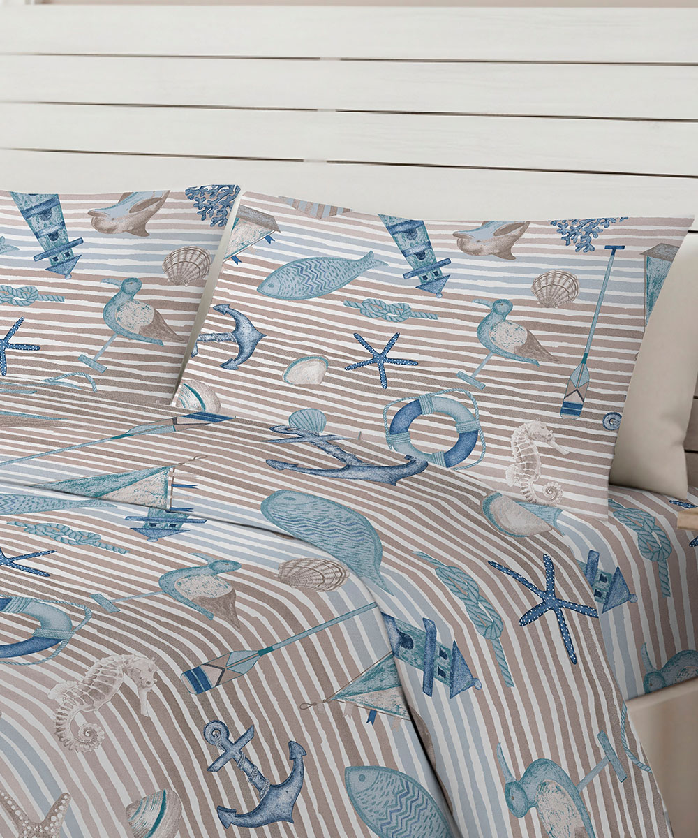 Dettaglio Parure Copripiumino Quadrifoglio Fantasia Mare beige stile nautico. In cotone e 100% prodotto in Italia. Disponibile sia per letto singolo che per letto matrimoniale.