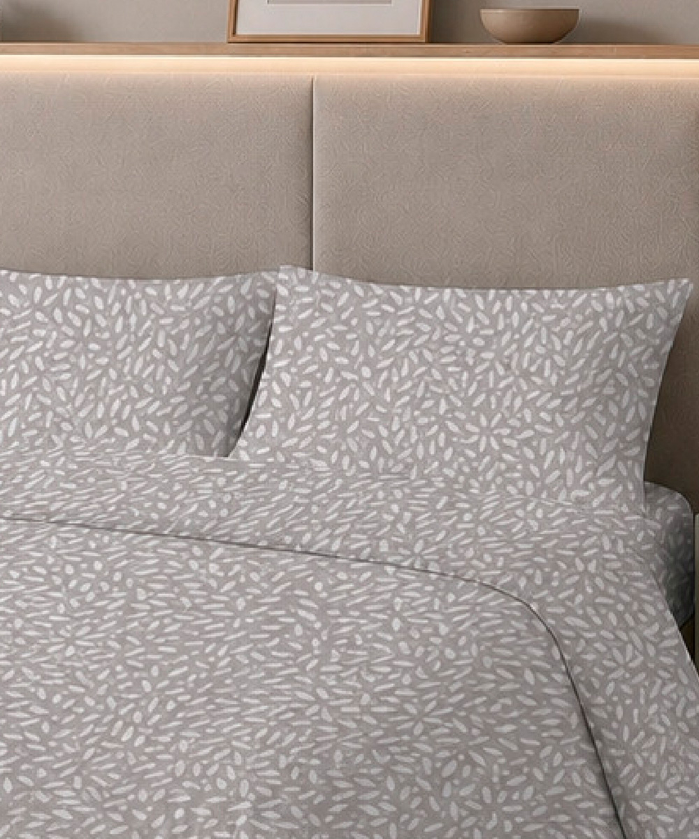 Dettaglio Parure Copripiumino Quadrifoglio Fantasia mosaico beige astratto. In cotone e 100% prodotto in Italia. Disponibile sia per letto singolo che per letto matrimoniale.