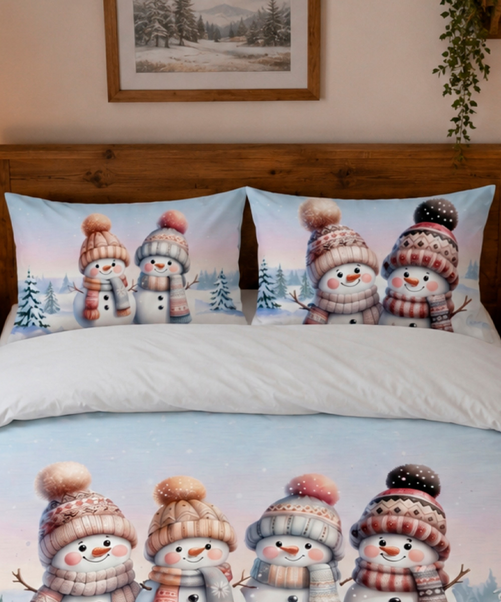 Federe Cuscini Parure Copripiumino matrimoniale in cotone e 100% prodotto in Italia. Stampa digitale a tema periodo natalizio e montagna innevata, ideale per regalo Natale. Disegno PUPAZZI
