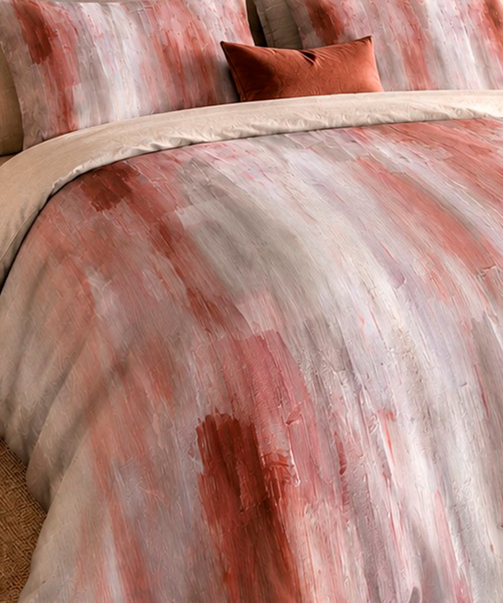 Dettaglio Parure Copripiumino matrimoniale in cotone e 100% prodotto in Italia. Stampa digital alta definizione HABITO disegno moderno astratto RIKO ROSSO