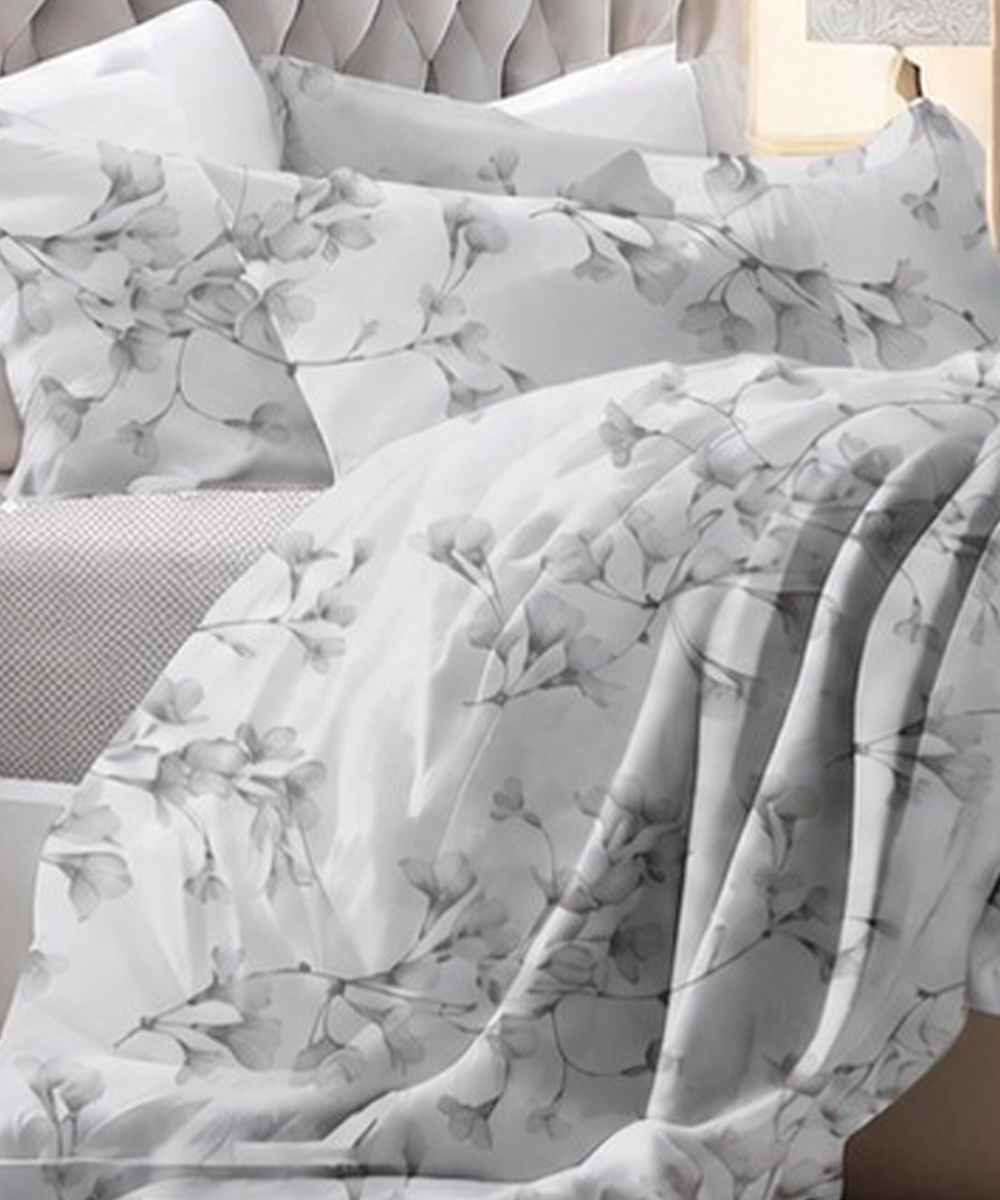 Dettaglio Parure Copripiumino living Isotta 7 grigio bianco, disegno floreale. In pregiato cotone e 100% prodotto in Italia. Stampa digitale alta definizione.