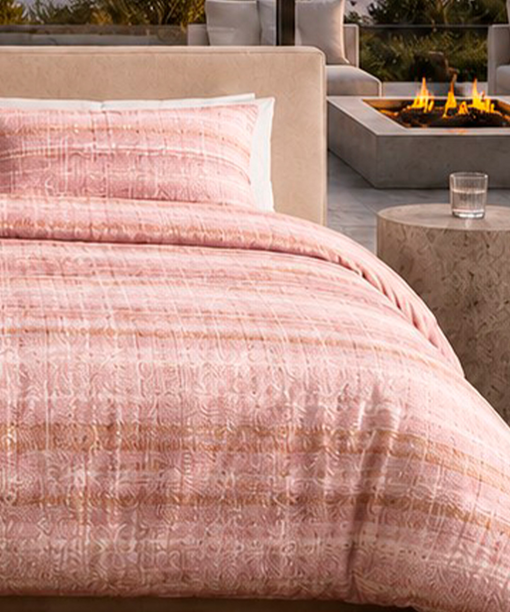 Dettaglio Parure Copripiumino living Trama 3 rosa. In pregiato cotone e 100% prodotto in Italia. Stampa digitale alta definizione.
