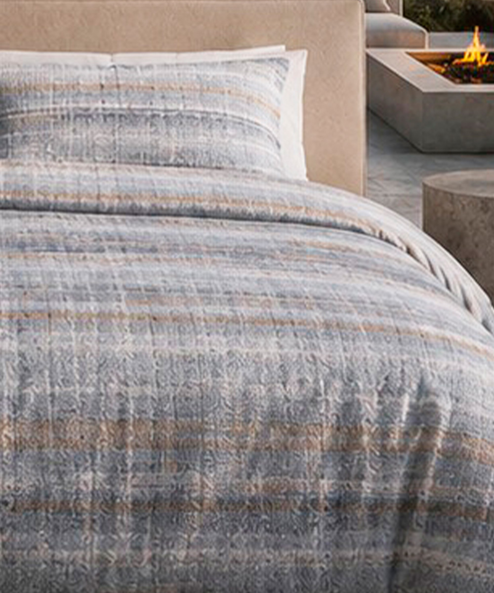 Dettaglio Parure Copripiumino living Trama 7 grigio. In pregiato cotone e 100% prodotto in Italia. Stampa digitale alta definizione.