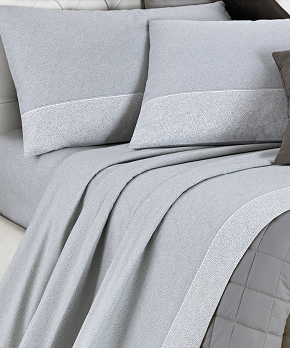 Completo Lenzuola Living Class 7 Grigio. Motivo semplice a pallini / pois adatto a tutti i letti e le camere. 100% cotone e Misura matrimoniale.