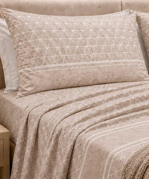 Completo Lenzuola Living Geo 12 Tortora. Motivo geometrico a triangolini adatto a tutti i letti e le camere. 100% cotone e Misura matrimoniale.