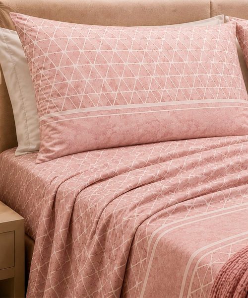 Completo Lenzuola Living Geo 3 Rosa. Motivo geometrico a triangolini adatto a tutti i letti e le camere. 100% cotone e Misura letto singolo.