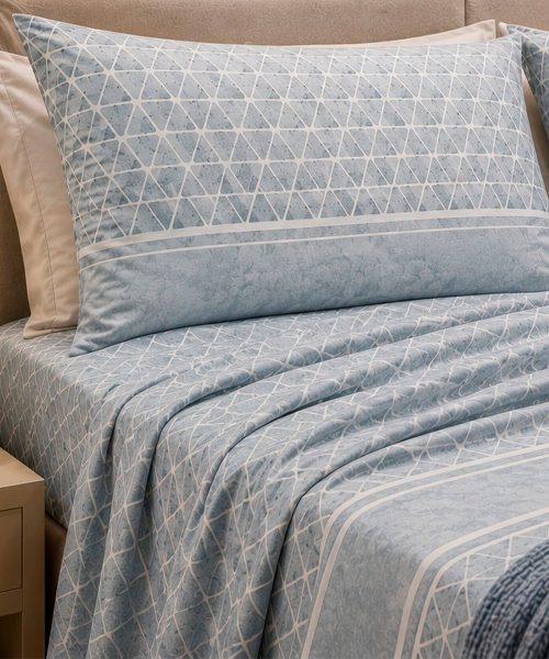 Completo Lenzuola Living Geo 4 azzurro turchese. Motivo geometrico a triangolini adatto a tutti i letti e le camere. 100% cotone e Misura letto singolo.