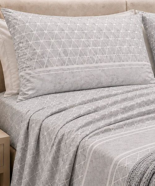 Completo Lenzuola Living Geo 7 Grigio. Motivo geometrico a triangolini adatto a tutti i letti e le camere. 100% cotone e Misura matrimoniale.