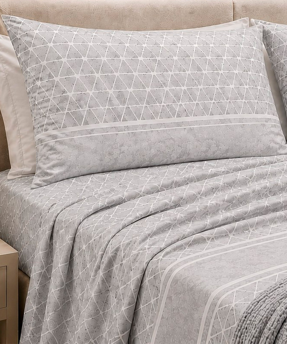 Completo Lenzuola Living Geo 7 Grigio. Motivo geometrico a triangolini adatto a tutti i letti e le camere. 100% cotone e Misura matrimoniale.