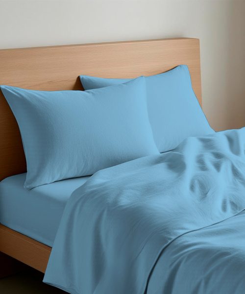 Completo Lenzuola Quadrifoglio Tinta Unita Azzurro. In cotone e 100% prodotto in Italia. Disponibile per letto singolo, piazza e mezza e matrimoniale.