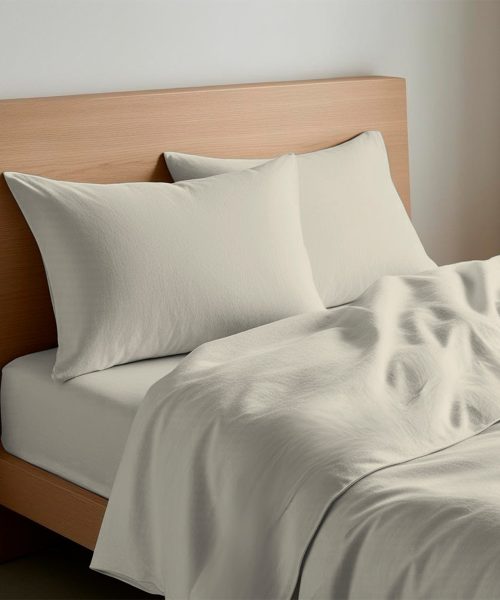Completo Lenzuola Quadrifoglio Tinta Unita Beige. In cotone e 100% prodotto in Italia. Disponibile per letto singolo, piazza e mezza e matrimoniale.