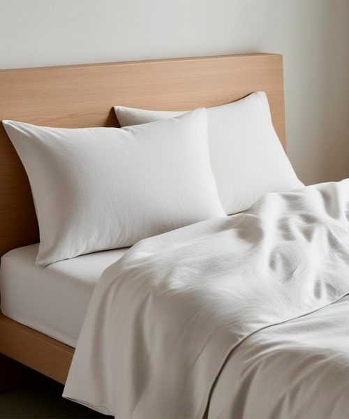 Completo Lenzuola Quadrifoglio Tinta Unita Bianco. In cotone e 100% prodotto in Italia. Disponibile per letto singolo, piazza e mezza e matrimoniale.
