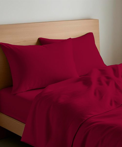 Completo Lenzuola Quadrifoglio Tinta Unita Bordeaux. In cotone e 100% prodotto in Italia. Disponibile per letto singolo, piazza e mezza e matrimoniale.