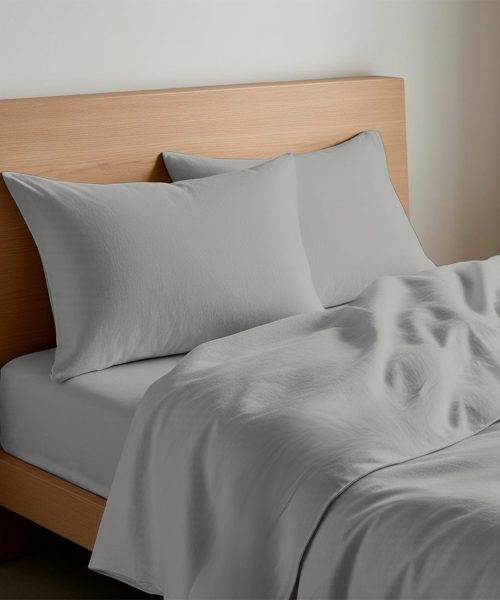 Completo Lenzuola Quadrifoglio Tinta Unita Grigio. In cotone e 100% prodotto in Italia. Disponibile per letto singolo, piazza e mezza e matrimoniale.