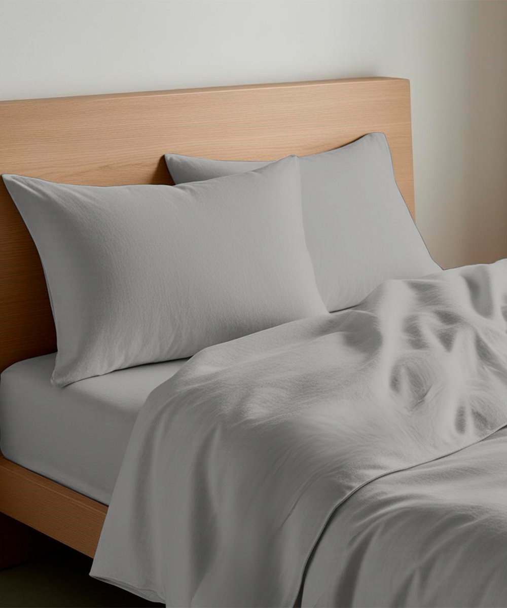 Completo Lenzuola Quadrifoglio Tinta Unita Grigio. In cotone e 100% prodotto in Italia. Disponibile per letto singolo, piazza e mezza e matrimoniale.