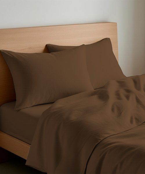 Completo Lenzuola Quadrifoglio Tinta Unita Marrone. In cotone e 100% prodotto in Italia. Disponibile per letto singolo, piazza e mezza e matrimoniale.
