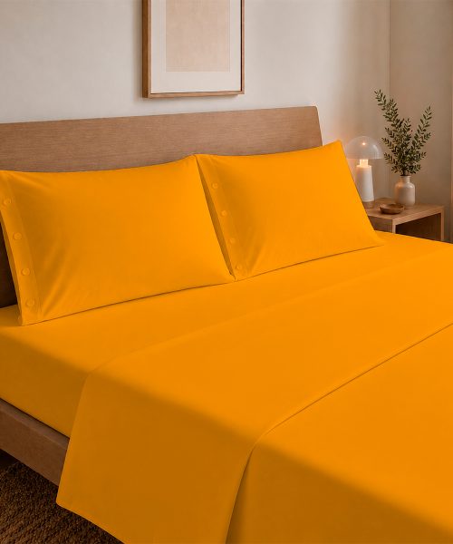 Completo Lenzuola Quadrifoglio Tinta Unita Ocra. In cotone e 100% prodotto in Italia. Disponibile per letto singolo, piazza e mezza e matrimoniale.