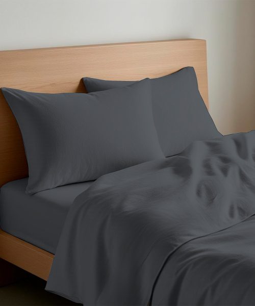 Completo Lenzuola Quadrifoglio Tinta Unita Piombo. In cotone e 100% prodotto in Italia. Disponibile per letto singolo, piazza e mezza e matrimoniale.