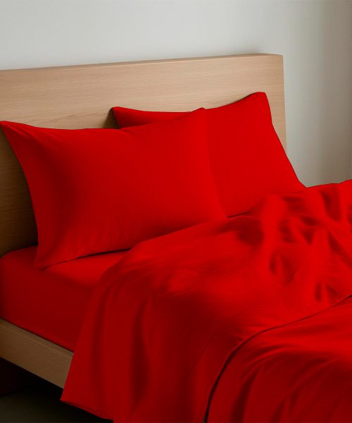 Completo Lenzuola Quadrifoglio Tinta Unita Rosso. In cotone e 100% prodotto in Italia. Disponibile per letto singolo, piazza e mezza e matrimoniale.