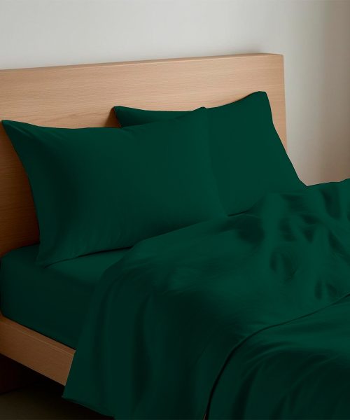 Completo Lenzuola Quadrifoglio Tinta Unita Verde Scuro. In cotone e 100% prodotto in Italia. Disponibile per letto singolo, piazza e mezza e matrimoniale.