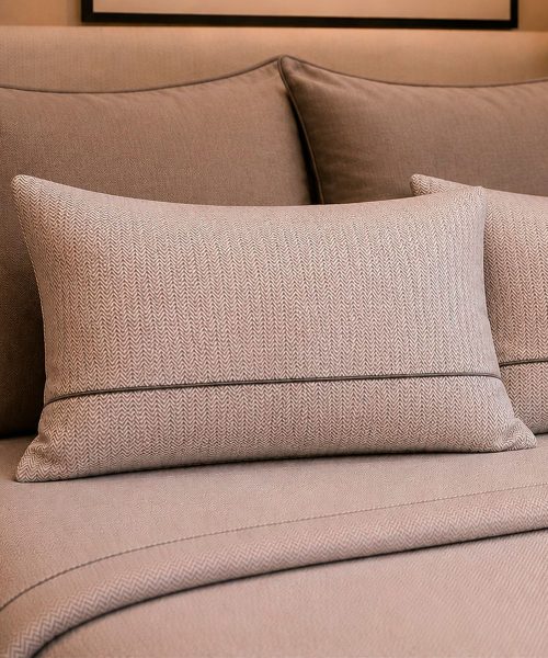 Completo Lenzuola Living Siena 12 tortora beige. Motivo tradizionale classico adatto a tutti i letti e le camere. 100% cotone e Misura letto singolo o matrimoniale.