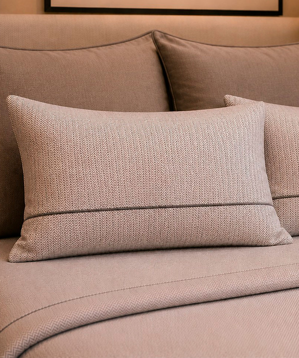 Completo Lenzuola Living Siena 12 tortora beige. Motivo tradizionale classico adatto a tutti i letti e le camere. 100% cotone e Misura letto singolo o matrimoniale.