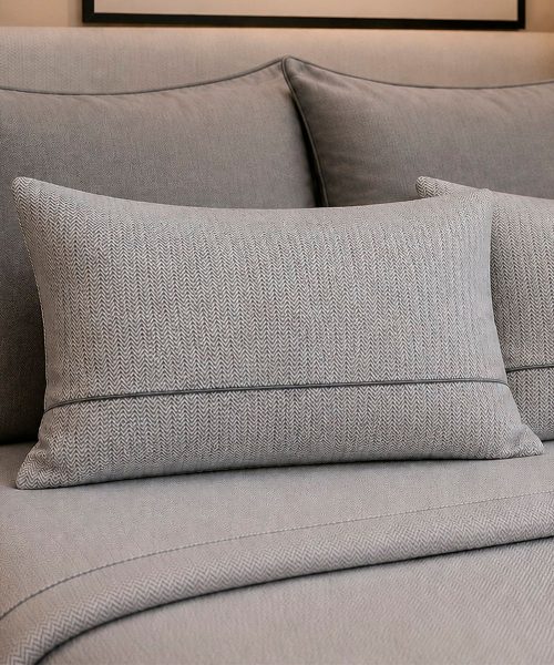 Completo Lenzuola Living Siena 7 Grigio. Motivo tradizionale classico adatto a tutti i letti e le camere. 100% cotone e Misura letto singolo o matrimoniale.