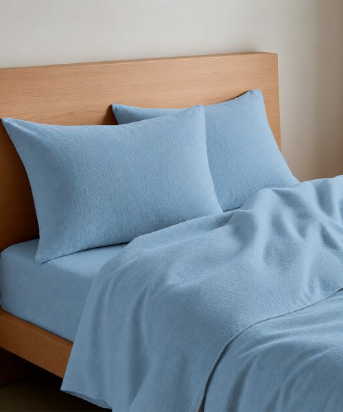 Completo Lenzuola Quadrifoglio Tinta Unita Azzurro. In cotone di flanella e 100% prodotto in Italia. Disponibile per letto singolo, piazza e mezza e matrimoniale.