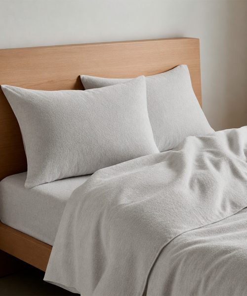 Completo Lenzuola Quadrifoglio Tinta Unita Beige. In cotone di flanella e 100% prodotto in Italia. Disponibile per letto singolo, piazza e mezza e matrimoniale.