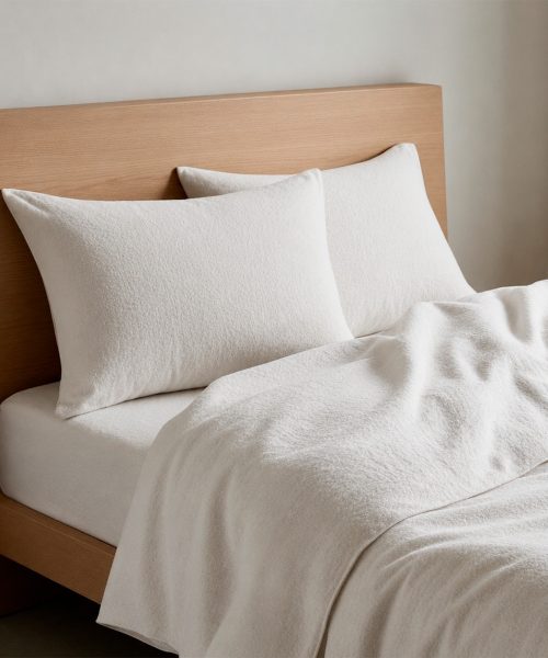 Completo Lenzuola Quadrifoglio Tinta Unita Bianco. In cotone di flanella e 100% prodotto in Italia. Disponibile per letto singolo, piazza e mezza e matrimoniale.