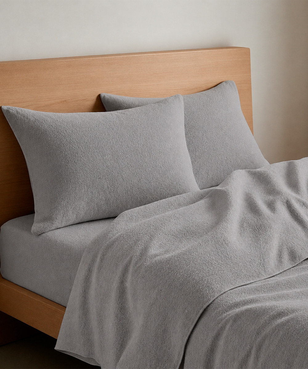 Completo Lenzuola Quadrifoglio Tinta Unita Grigio. In cotone di flanella e 100% prodotto in Italia. Disponibile per letto singolo, piazza e mezza e matrimoniale.