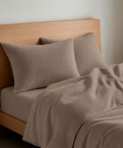 Completo Lenzuola Quadrifoglio Tinta Unita Tortora. In cotone di flanella e 100% prodotto in Italia. Disponibile per letto singolo, piazza e mezza e matrimoniale.