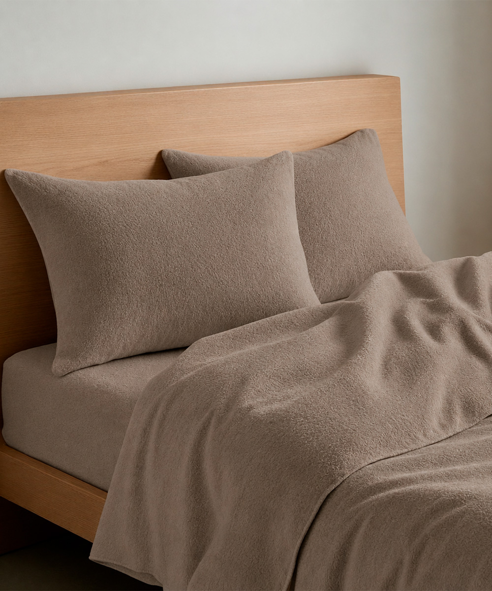 Completo Lenzuola Quadrifoglio Tinta Unita Tortora. In cotone di flanella e 100% prodotto in Italia. Disponibile per letto singolo, piazza e mezza e matrimoniale.