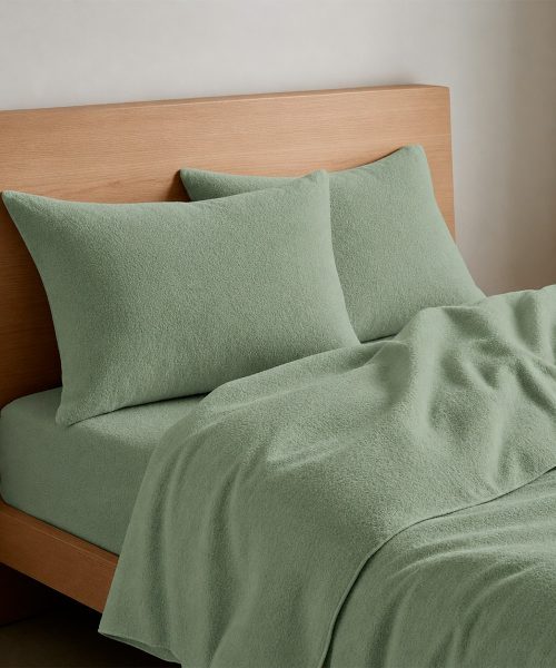 Completo Lenzuola Quadrifoglio Tinta Unita Verde. In cotone di flanella e 100% prodotto in Italia. Disponibile per letto singolo, piazza e mezza e matrimoniale.