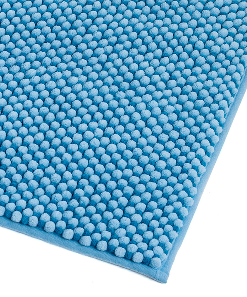 Dettaglio del Tappetino bagno azzurro cielo in morbida microfibra poliestere assorbente lavabile asciugabile antiscivolo