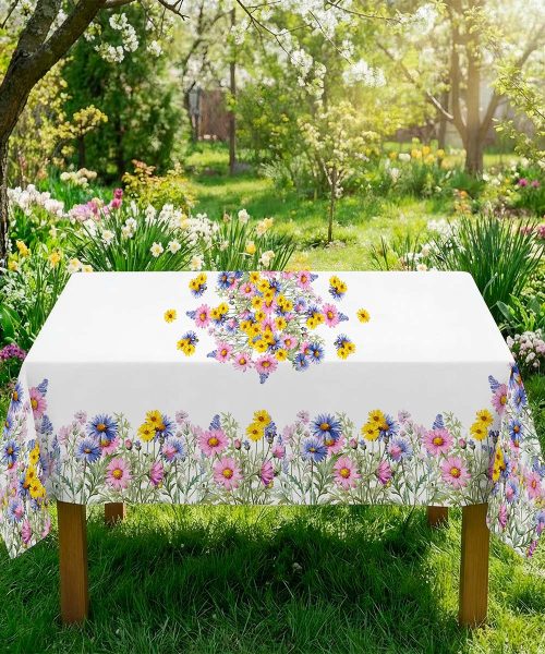 Tavola imbandita con Tovaglia in cotone con stampa digitale e Prodotta in Italia. Disegno floreale multicolore su fondo chiaro effetto lino. Due misure per tavoli da 6 e da 12 persone.