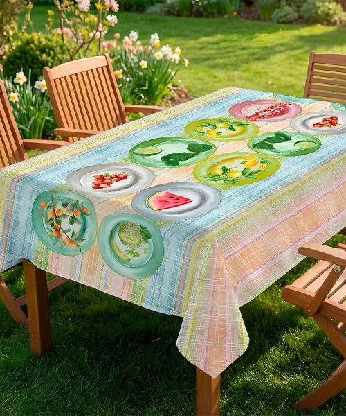 Tavolo in giardino con Tovaglia in cotone con stampa digitale e Prodotta in Italia. Disegno piatti multicolore mood estivo effetto lino. Due misure per tavoli da 6 e da 12 persone.